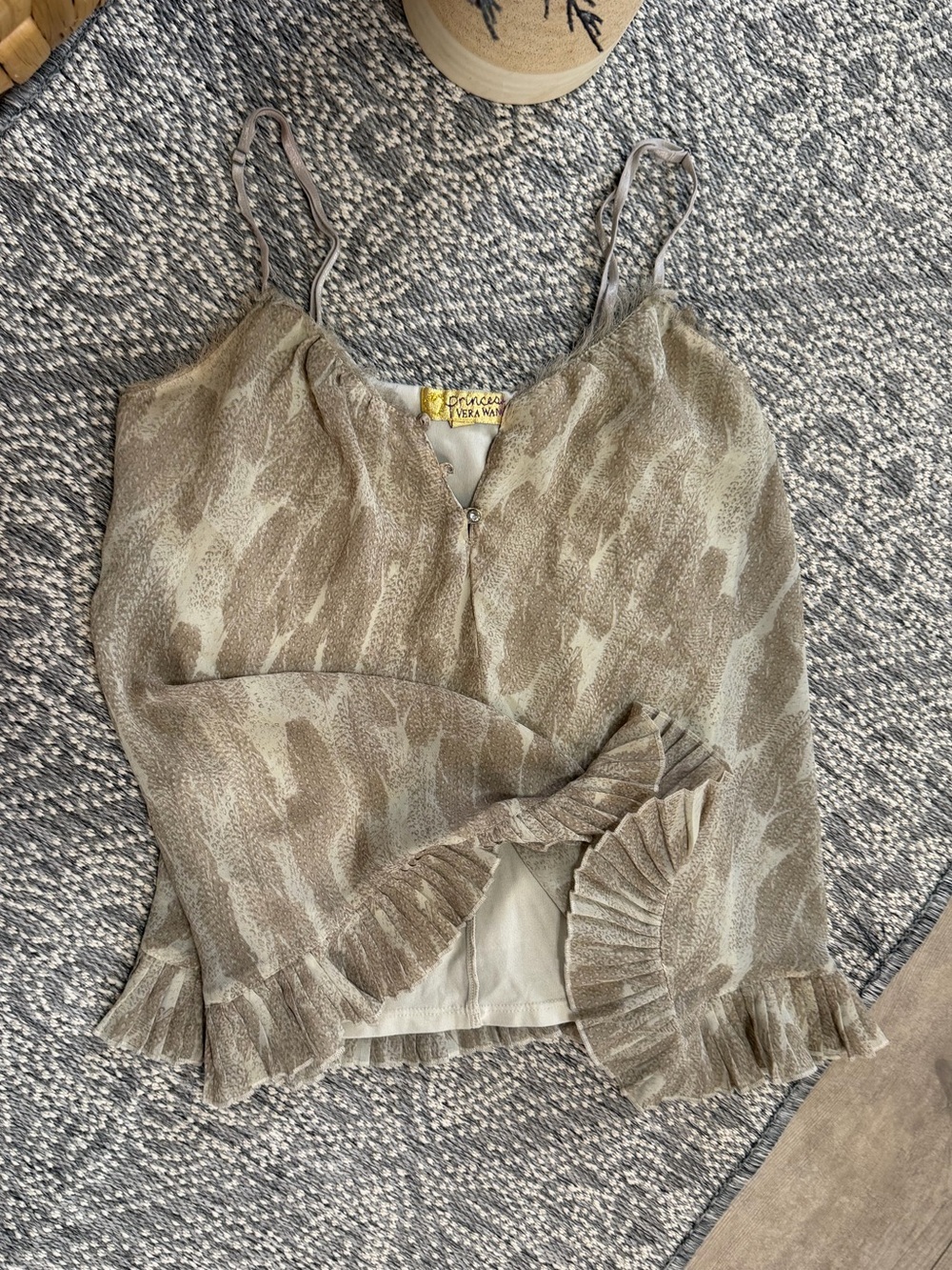 VTG y2k Princess Vera Wang Beige Ruffle Hem Cami Tank Top Women’s Small